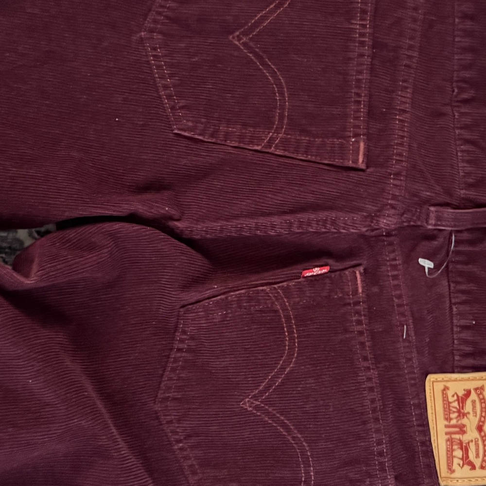 NWOT Levi’s Velvet Burgundy Corduroy Pants w27 l32 - Picture 4 of 5